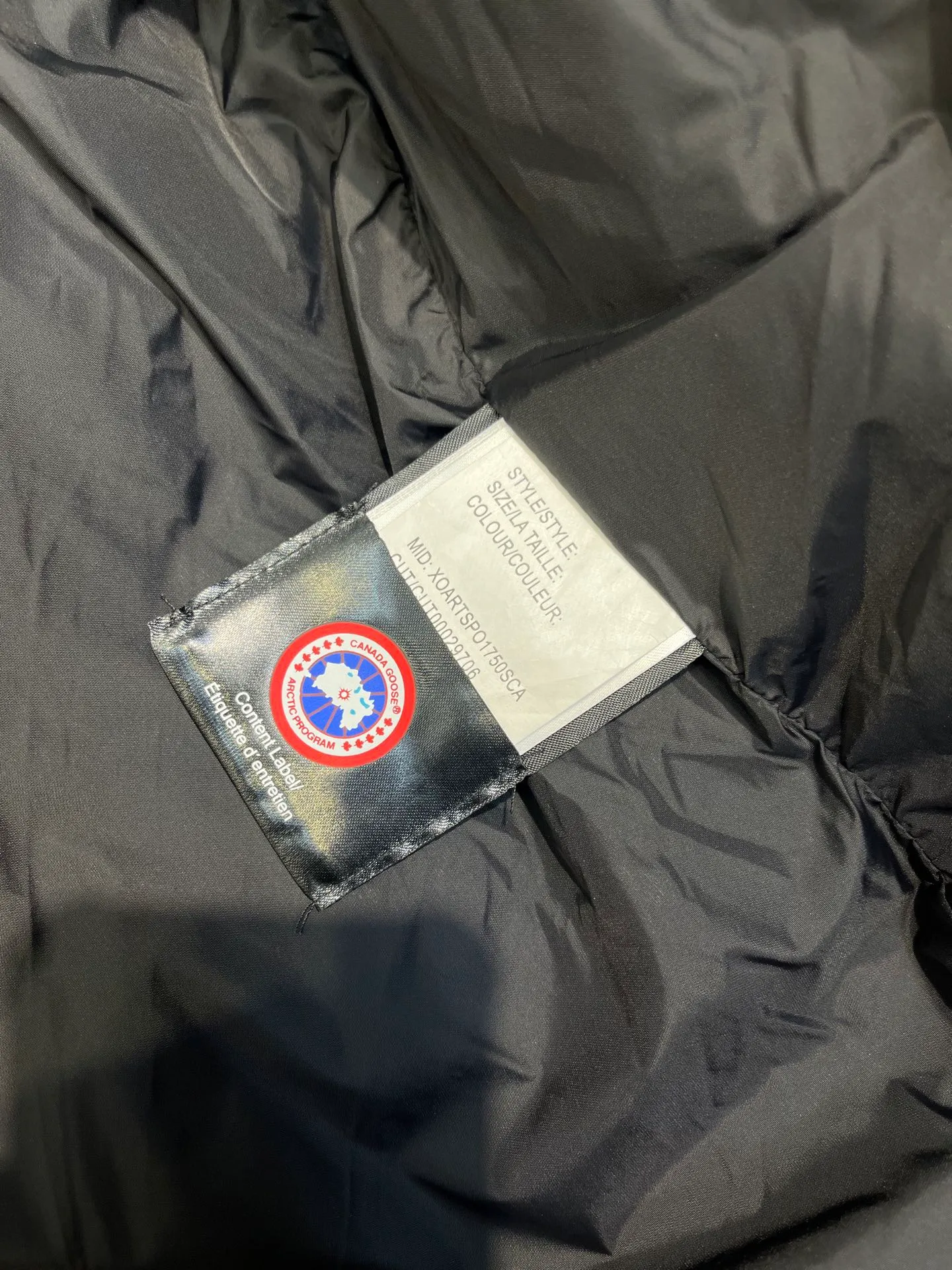 P700 Goose 🌟17 styles of chest patch, same style for men and women, cold-resistant down jackets! The fur collar is detachable. The natural Siberian coyote fur collar has a delicate yet strong feel, which comes from the sense of life that comes from the erosion of wind and frost in nature. The market usually uses raccoon fur or fake fur instead, which is not even the slightest bit better! The collar part has cold-proof flannel, which is close to the head and neck, comfortable and warm! The fabric is made of high-density nano-level waterproof fabric, which is windproof and wear-resistant and has a certain thickness! The zipper is the official YKK brand! The waist has an elastic waistline design that can be adjusted according to yourself! There is also an anti-wind Velcro inside! Seamless threaded cuffs to avoid stiffening! In order to prevent cold wind from pouring in, a double closure design is adopted. On the premise of the traditional zipper fly, six Velcro fasteners are used for secondary closure, which brings better warmth retention effect. It retains the classic hooded design and uses super large luxurious wolf fur to protect against wind and cold. No matter how low the temperature is this winter, one piece is enough. I’ll give you the wind and temperature. Size: s-xxl